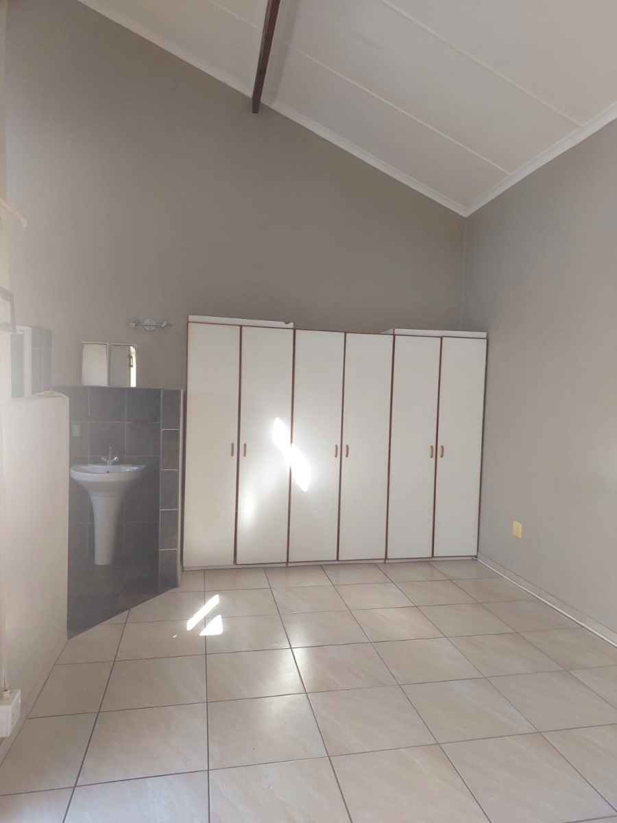 6 Bedroom Property for Sale in Gonubie Eastern Cape